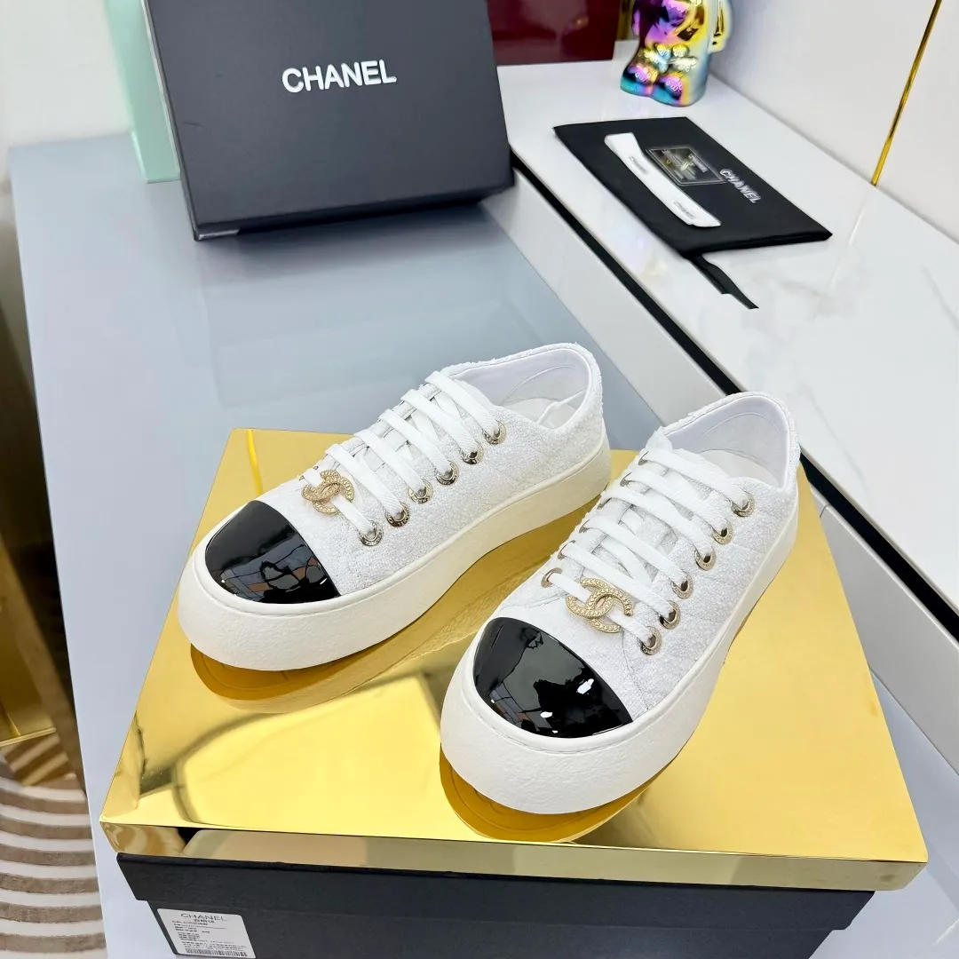 👟👟Ex-factory price 520👟👟 Top-quality cloth-covered version, original quality! ! ! Chanel Chanel - 2025 biscuit shoes, the top casual sports shoes in the counter, this classic design; the upper is electro-embroidered with a variety of craftsmanship; the outsole is fashionable and sporty; the extraordinary inclusion of a variety of color elements... The diversified mix and match is very good-looking and versatile, casual, fashionable, sports, and outdoor can be taken into account... ꫛꫀꪝ Go➫ Material: ❶Upper: Original first-layer cowhide ❷Inner: Sheepskin ❸Outsole is based on: Original TPU combination outsole. Full set of boutique packaging for women 35–40-41. Customized. Non-refundable. 👉